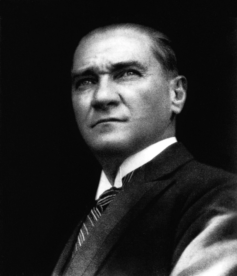 1. Mustafa Kemal Atatürk (1881–1938)

Türkiye Cumhuriyeti'nin kurucusu ve ilk cumhurbaşkanıdır. Kurtuluş Savaşı'nı yönetmiş, gerçekleştirdiği reformlarla modern Türkiye'nin temellerini atmıştır.